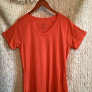 Woolx Mia short-sleeved v-neck top in Fiesta color.